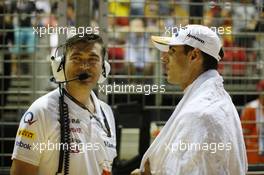 (L to R): Bradley Joyce (GBR) Sahara Force India F1 Race Engineer with Adrian Sutil (GER) Sahara Force India F1 on the grid. 22.09.2013. Formula 1 World Championship, Rd 13, Singapore Grand Prix, Singapore, Singapore, Race Day.
