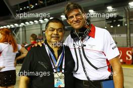 (L to R): Vijay Eswaran (MAL) QI Group Executive Chairman with Graeme Lowdon (GBR) Marussia F1 Team Chief Executive Officer on the grid. 22.09.2013. Formula 1 World Championship, Rd 13, Singapore Grand Prix, Singapore, Singapore, Race Day.