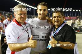 (L to R): Andrei Cheglakov (RUS) Marussia Team Owner with Jules Bianchi (FRA) Marussia F1 Team and Vijay Eswaran (MAL) QI Group Executive Chairman on the grid. 22.09.2013. Formula 1 World Championship, Rd 13, Singapore Grand Prix, Singapore, Singapore, Race Day.