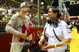 (L to R): Nico Hulkenberg (GER) Sauber with Monisha Kaltenborn (AUT) Sauber Team Principal on the grid. 22.09.2013. Formula 1 World Championship, Rd 13, Singapore Grand Prix, Singapore, Singapore, Race Day.