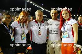 (L to R): Vijay Eswaran (MAL) QI Group Executive Chairman with Sasha Cheglakov (RUS) Marussia Team Owner; Andrei Cheglakov (RUS) Marussia Team Owner; Jules Bianchi (FRA) Marussia F1 Team and Anya Cheglakov (RUS) on the grid. 22.09.2013. Formula 1 World Championship, Rd 13, Singapore Grand Prix, Singapore, Singapore, Race Day.