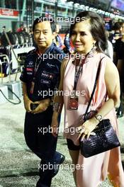 Chalerm Yoovidhya (THA) Red Bull Racing Co-Owner with his wife on the grid. 22.09.2013. Formula 1 World Championship, Rd 13, Singapore Grand Prix, Singapore, Singapore, Race Day.