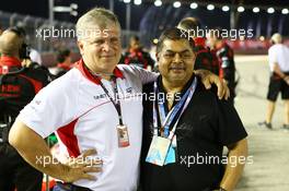 (L to R): Andrei Cheglakov (RUS) Marussia Team Owner with Vijay Eswaran (MAL) QI Group Executive Chairman on the grid. 22.09.2013. Formula 1 World Championship, Rd 13, Singapore Grand Prix, Singapore, Singapore, Race Day.