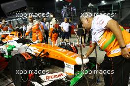 Dr. Vijay Mallya (IND) Sahara Force India F1 Team Owner with the Sahara Force India F1 VJM06 of Paul di Resta (GBR) Sahara Force India VJM06 on the grid. 22.09.2013. Formula 1 World Championship, Rd 13, Singapore Grand Prix, Singapore, Singapore, Race Day.
