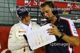 Valtteri Bottas (FIN) Williams with Jonathan Eddolls (GBR) Williams Race Engineer on the grid. 22.09.2013. Formula 1 World Championship, Rd 13, Singapore Grand Prix, Singapore, Singapore, Race Day.