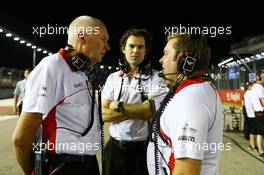 (L to R): John Booth (GBR) Marussia F1 Team Team Principal with Marc Hynes (GBR) Marussia F1 Team Driver Coach and Dave Greenwood (GBR) Marussia F1 Team Race Engineer on the grid. 22.09.2013. Formula 1 World Championship, Rd 13, Singapore Grand Prix, Singapore, Singapore, Race Day.