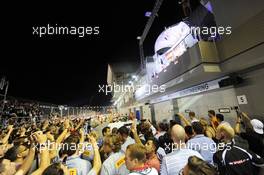Crowd beneath the podium. 22.09.2013. Formula 1 World Championship, Rd 13, Singapore Grand Prix, Singapore, Singapore, Race Day.