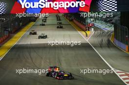 Sebastian Vettel (GER) Red Bull Racing RB9 leads off on the formation lap. 22.09.2013. Formula 1 World Championship, Rd 13, Singapore Grand Prix, Singapore, Singapore, Race Day.