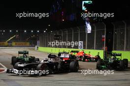 Valtteri Bottas (FIN) Williams FW35 at the start of the race. 22.09.2013. Formula 1 World Championship, Rd 13, Singapore Grand Prix, Singapore, Singapore, Race Day.