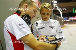 Max Chilton (GBR) Marussia F1 Team with Gary Gannon (GBR) Marussia F1 Team Race Engineer. 21.09.2013. Formula 1 World Championship, Rd 13, Singapore Grand Prix, Singapore, Singapore, Qualifying Day.