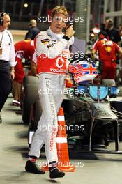 Jenson Button (GBR) McLaren in parc ferme. 21.09.2013. Formula 1 World Championship, Rd 13, Singapore Grand Prix, Singapore, Singapore, Qualifying Day.