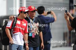 Felipe Massa (BRA) Ferrari with fans. 21.09.2013. Formula 1 World Championship, Rd 13, Singapore Grand Prix, Singapore, Singapore, Qualifying Day.