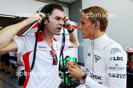 (L to R): Marc Hynes (GBR) Marussia F1 Team Driver Coach with Max Chilton (GBR) Marussia F1 Team. 21.09.2013. Formula 1 World Championship, Rd 13, Singapore Grand Prix, Singapore, Singapore, Qualifying Day.