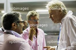 Bob Geldof (IRE) (Right) with Eddie Jordan (IRE) BBC Television Pundit (Centre) and Muhammed Al Khalifa (BRN) Bahrain Circuit Chairman (Left). 21.09.2013. Formula 1 World Championship, Rd 13, Singapore Grand Prix, Singapore, Singapore, Qualifying Day.