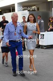 (L to R): John Button (GBR) with Jessica Michibata (JPN). 21.09.2013. Formula 1 World Championship, Rd 13, Singapore Grand Prix, Singapore, Singapore, Qualifying Day.