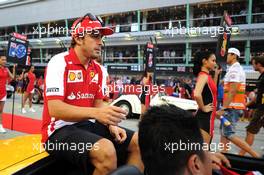 Fernando Alonso (ESP) Ferrari on the drivers parade. 22.09.2013. Formula 1 World Championship, Rd 13, Singapore Grand Prix, Singapore, Singapore, Race Day.
