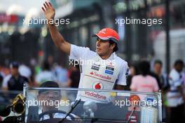 Sergio Perez (MEX) McLaren on the drivers parade. 22.09.2013. Formula 1 World Championship, Rd 13, Singapore Grand Prix, Singapore, Singapore, Race Day.