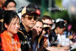 Fans waiting outside the paddock entrance. 22.09.2013. Formula 1 World Championship, Rd 13, Singapore Grand Prix, Singapore, Singapore, Race Day.