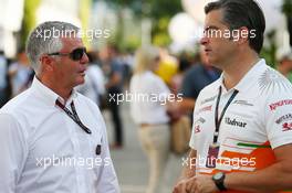 (L to R): Derek Warwick (GBR) FIA Steward with Andy Stevenson (GBR) Sahara Force India F1 Team Manager. 22.09.2013. Formula 1 World Championship, Rd 13, Singapore Grand Prix, Singapore, Singapore, Race Day.