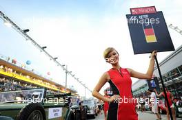 Grid girl for Sebastian Vettel (GER) Red Bull Racing. 22.09.2013. Formula 1 World Championship, Rd 13, Singapore Grand Prix, Singapore, Singapore, Race Day.
