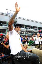 Lewis Hamilton (GBR) Mercedes AMG F1 on the drivers parade. 22.09.2013. Formula 1 World Championship, Rd 13, Singapore Grand Prix, Singapore, Singapore, Race Day.