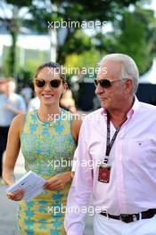 (L to R): Jessica Michibata (JPN) with John Button (GBR). 22.09.2013. Formula 1 World Championship, Rd 13, Singapore Grand Prix, Singapore, Singapore, Race Day.
