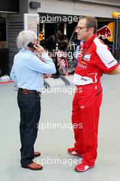 (L to R): Bernie Ecclestone (GBR) CEO Formula One Group (FOM) with Pasquale Lattuneddu (ITA) of the FOM. 19.09.2013. Formula 1 World Championship, Rd 13, Singapore Grand Prix, Singapore, Singapore, Preparation Day.