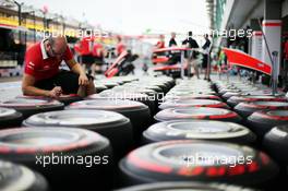 Marussia F1 Team mechanic marks up Pirelli tyres. 19.09.2013. Formula 1 World Championship, Rd 13, Singapore Grand Prix, Singapore, Singapore, Preparation Day.
