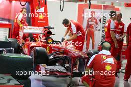 Ferrari F138 is prepared in the pits. 19.09.2013. Formula 1 World Championship, Rd 13, Singapore Grand Prix, Singapore, Singapore, Preparation Day.