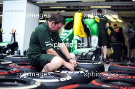 Caterham CT03 mechanic marks up Pirelli tyres. 19.09.2013. Formula 1 World Championship, Rd 13, Singapore Grand Prix, Singapore, Singapore, Preparation Day.
