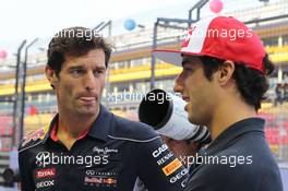 (L to R): Mark Webber (AUS) Red Bull Racing with Daniel Ricciardo (AUS) Scuderia Toro Rosso. 19.09.2013. Formula 1 World Championship, Rd 13, Singapore Grand Prix, Singapore, Singapore, Preparation Day.