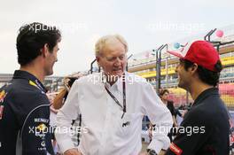 (L to R): Mark Webber (AUS) Red Bull Racing with Ron Walker (AUS) Chairman of the Australian GP Corporation and Daniel Ricciardo (AUS) Scuderia Toro Rosso. 19.09.2013. Formula 1 World Championship, Rd 13, Singapore Grand Prix, Singapore, Singapore, Preparation Day.