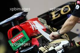 Kimi Raikkonen (FIN) decal added to his Lotus F1 E21. 19.09.2013. Formula 1 World Championship, Rd 13, Singapore Grand Prix, Singapore, Singapore, Preparation Day.