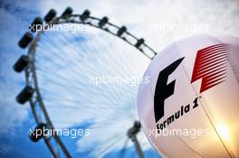 F1 lighting balloon in the paddock and the Singapore Flyer. 19.09.2013. Formula 1 World Championship, Rd 13, Singapore Grand Prix, Singapore, Singapore, Preparation Day.