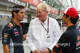 (L to R): Mark Webber (AUS) Red Bull Racing with Ron Walker (AUS) Chairman of the Australian GP Corporation and Daniel Ricciardo (AUS) Scuderia Toro Rosso. 19.09.2013. Formula 1 World Championship, Rd 13, Singapore Grand Prix, Singapore, Singapore, Preparation Day.