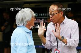 (L to R): Bernie Ecclestone (GBR) CEO Formula One Group (FOM) with Ong Beng Seng (MAL) Owner Hotel Properties Ltd and Singapore Entrepreneur. 19.09.2013. Formula 1 World Championship, Rd 13, Singapore Grand Prix, Singapore, Singapore, Preparation Day.