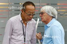 Bernie Ecclestone (GBR) CEO Formula One Group (FOM) with Ong Beng Seng (MAL) Owner Hotel Properties Ltd and Singapore Entrepreneur. 19.09.2013. Formula 1 World Championship, Rd 13, Singapore Grand Prix, Singapore, Singapore, Preparation Day.