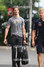 Romain Grosjean (FRA) Lotus F1 Team with Heikki Huovinen (FIN) Personal Trainer of Sebastian Vettel (GER) Red Bull Racing. 19.09.2013. Formula 1 World Championship, Rd 13, Singapore Grand Prix, Singapore, Singapore, Preparation Day.