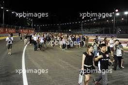 Fans walk the circuit. 19.09.2013. Formula 1 World Championship, Rd 13, Singapore Grand Prix, Singapore, Singapore, Preparation Day.