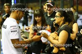 Lewis Hamilton (GBR) Mercedes AMG F1 with fans. 19.09.2013. Formula 1 World Championship, Rd 13, Singapore Grand Prix, Singapore, Singapore, Preparation Day.