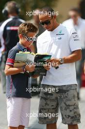 Lewis Hamilton (GBR) Mercedes AMG F1 signs autographs for the fans. 01.11.2013. Formula 1 World Championship, Rd 17, Abu Dhabi Grand Prix, Yas Marina Circuit, Abu Dhabi, Practice Day.