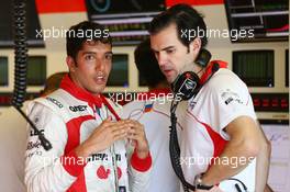 (L to R): Rodolfo Gonzalez (VEN) Marussia F1 Team Reserve Driver with Marc Hynes (GBR) Marussia F1 Team Driver Coach. 01.11.2013. Formula 1 World Championship, Rd 17, Abu Dhabi Grand Prix, Yas Marina Circuit, Abu Dhabi, Practice Day.