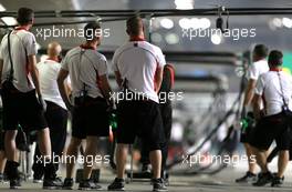 Marussia F1 Team mechanics 01.11.2013. Formula 1 World Championship, Rd 17, Abu Dhabi Grand Prix, Yas Marina Circuit, Abu Dhabi, Practice Day.