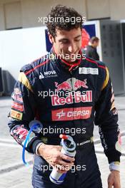 Daniel Ricciardo (AUS) Scuderia Toro Rosso. 01.11.2013. Formula 1 World Championship, Rd 17, Abu Dhabi Grand Prix, Yas Marina Circuit, Abu Dhabi, Practice Day.