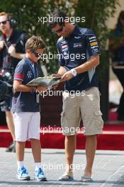 Mark Webber (AUS) Red Bull Racing signs autographs for the fans. 01.11.2013. Formula 1 World Championship, Rd 17, Abu Dhabi Grand Prix, Yas Marina Circuit, Abu Dhabi, Practice Day.