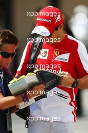 Felipe Massa (BRA) Ferrari signs autographs for the fans. 01.11.2013. Formula 1 World Championship, Rd 17, Abu Dhabi Grand Prix, Yas Marina Circuit, Abu Dhabi, Practice Day.