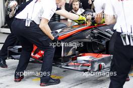 McLaren practice a front wing change in a pit stop. 01.11.2013. Formula 1 World Championship, Rd 17, Abu Dhabi Grand Prix, Yas Marina Circuit, Abu Dhabi, Practice Day.