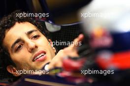 Daniel Ricciardo (AUS) Scuderia Toro Rosso STR8. 01.11.2013. Formula 1 World Championship, Rd 17, Abu Dhabi Grand Prix, Yas Marina Circuit, Abu Dhabi, Practice Day.