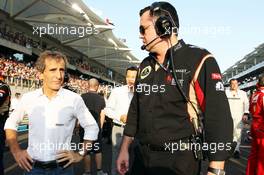 (L to R): Alain Prost (FRA) with Eric Boullier (FRA) Lotus F1 Team Principal on the grid. 03.11.2013. Formula 1 World Championship, Rd 17, Abu Dhabi Grand Prix, Yas Marina Circuit, Abu Dhabi, Race Day.