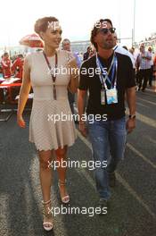 (L to R): Tamara Ecclestone (GBR) with husband Jay Rutland (GBR) on the grid. 03.11.2013. Formula 1 World Championship, Rd 17, Abu Dhabi Grand Prix, Yas Marina Circuit, Abu Dhabi, Race Day.